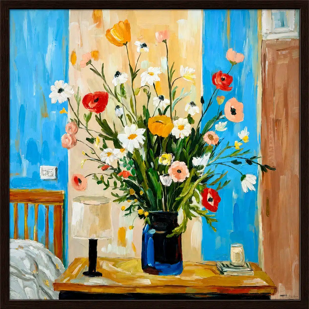 Un bouquet de marguerites et de coquelicots dans un vase bleu nuit, sur une table de chevet près d’une lampe.