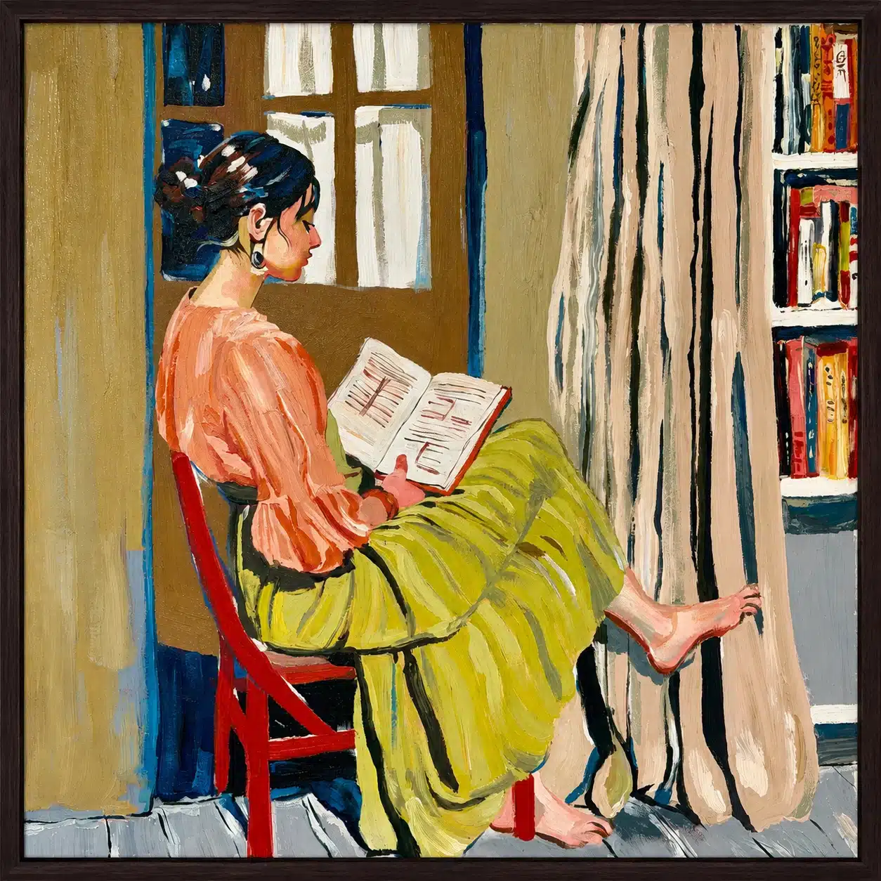 Une jeune femme lit, assise sur une chaise rouge, en chemisier orangé et jupe vert olive, près d’une bibliothèque.