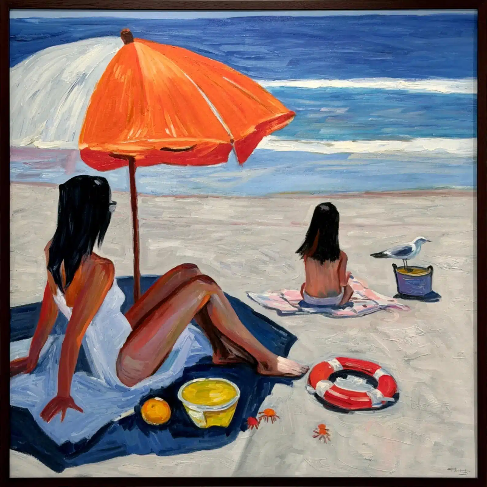 Une femme sous un parasol orange et une petite fille assise sur le sable, face à la mer, près d’une bouée et d’une mouette.