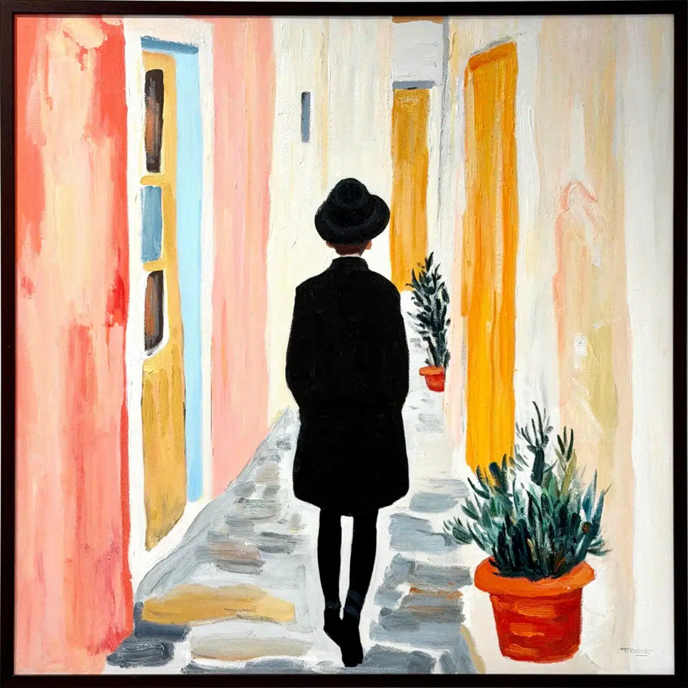 Vu de dos, un homme en manteau et chapeau noirs marche dans une ruelle aux murs roses, blancs et jaunes.