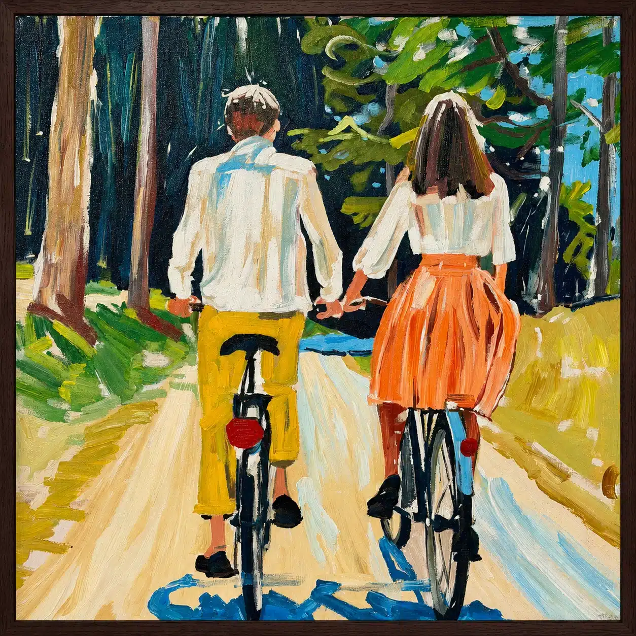 Un couple à bicyclette, vu de dos, se tient la main sur un chemin forestier.