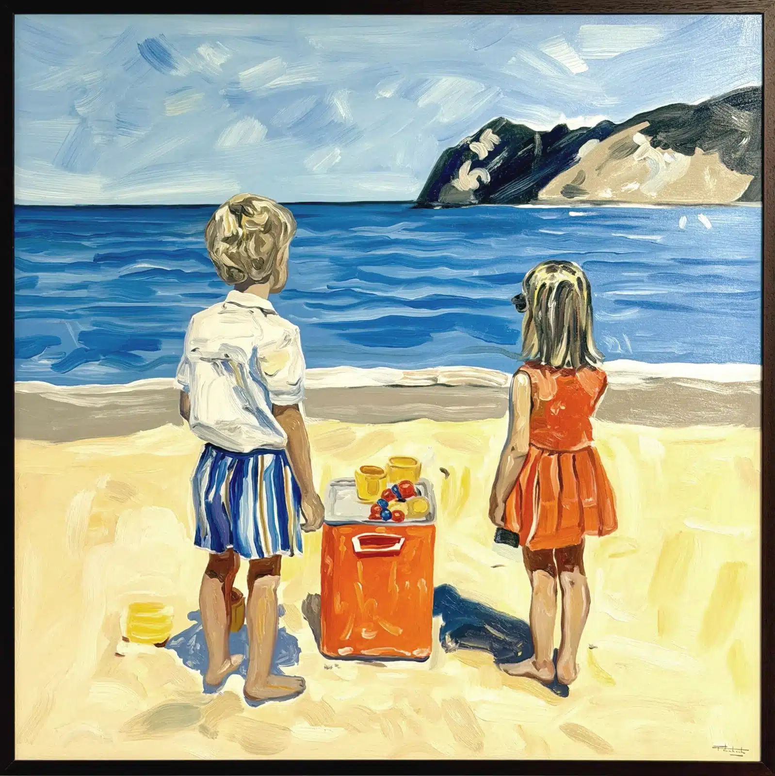 Deux enfants, vus de dos, face à la mer sur une plage, près d’une glacière orange.