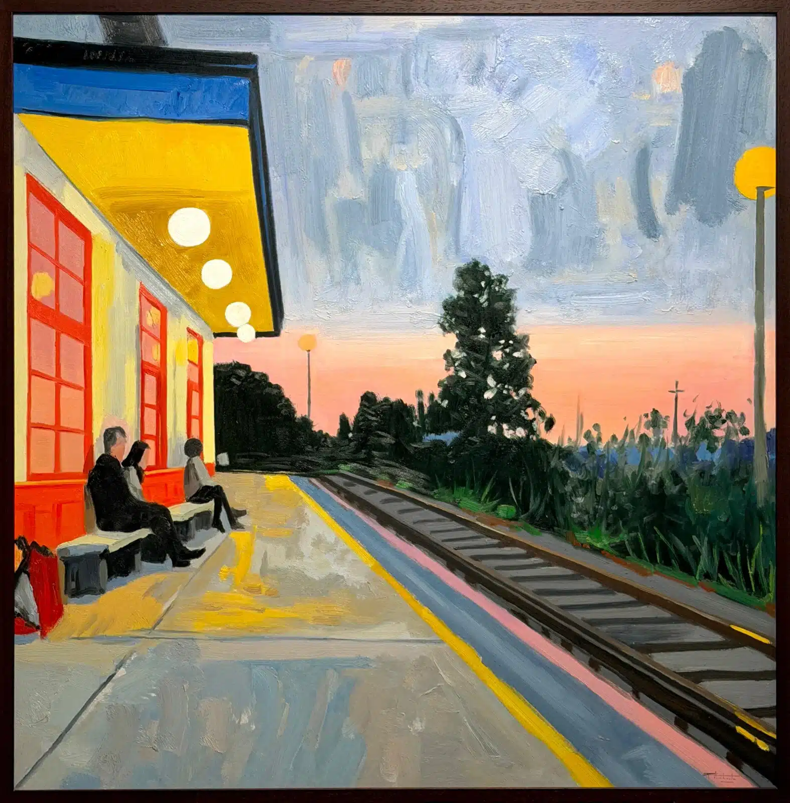 Trois voyageurs attendent sur un banc dans une petite gare au crépuscule, sous un auvent jaune éclairé.